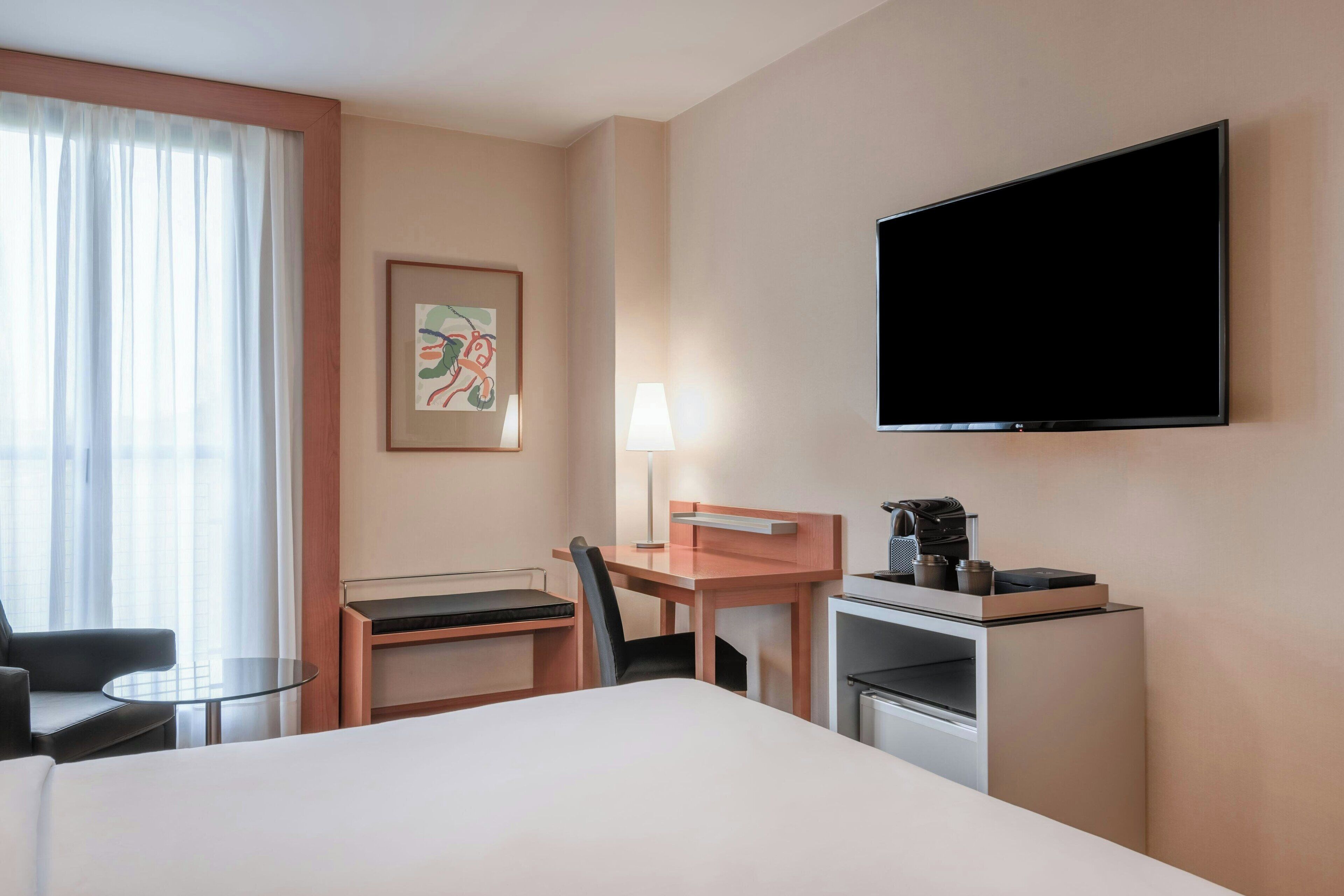 standard room, 1 king bed, non smoking | minibar, in-room safe, desk, soundproofing