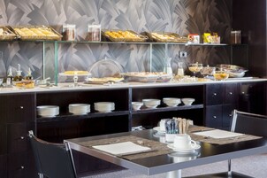 Desayuno buffet los fines de semana (EUR 15.40 por persona)
