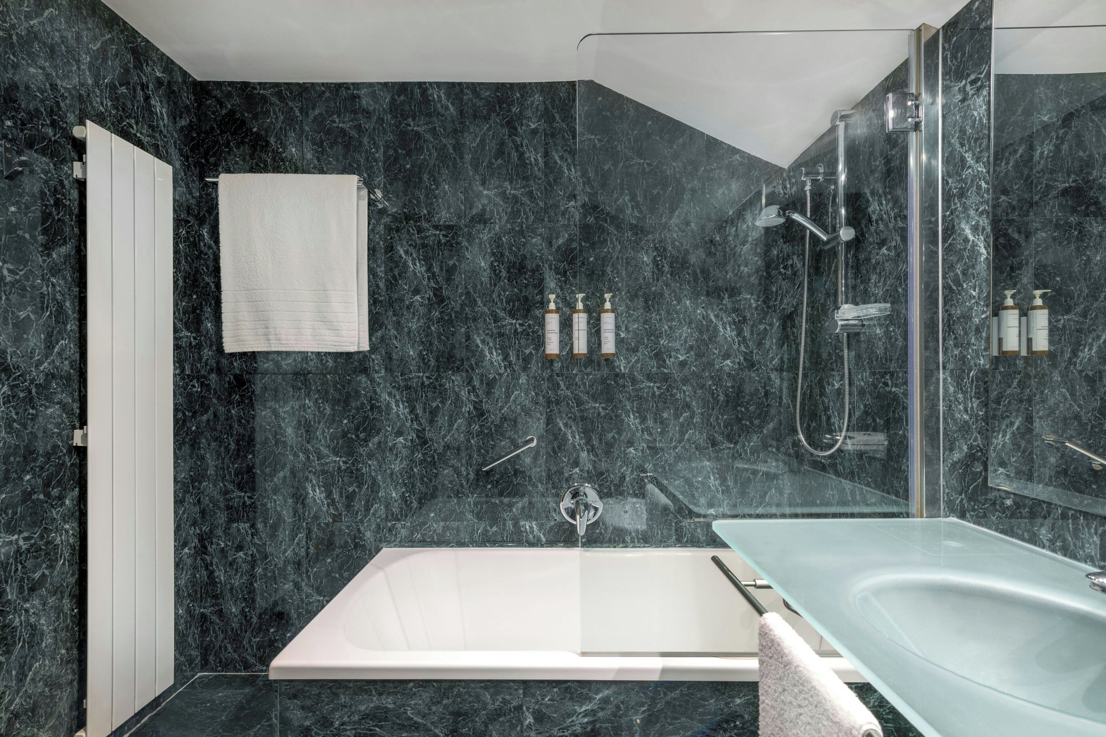 junior suite, 1 king bed, non smoking | bathroom | combined shower/bathtub, free toiletries, hair dryer, towels