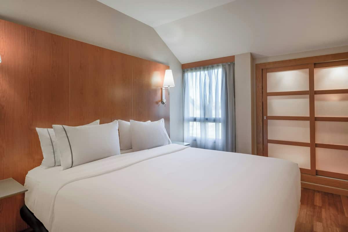 minibar, in-room safe, desk, soundproofing