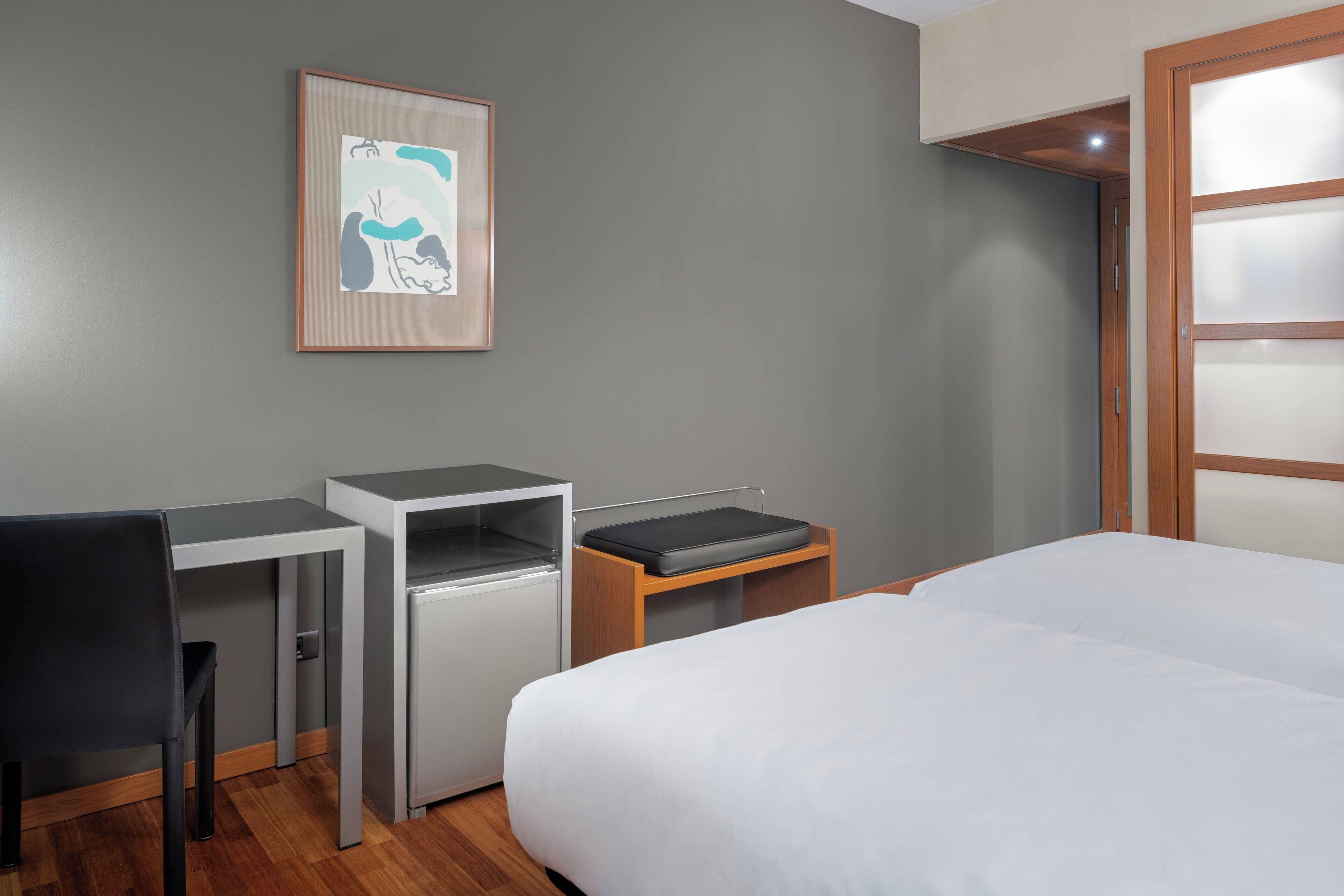 standard room, 2 single beds, non smoking | 1 bedroom, minibar, in-room safe, desk