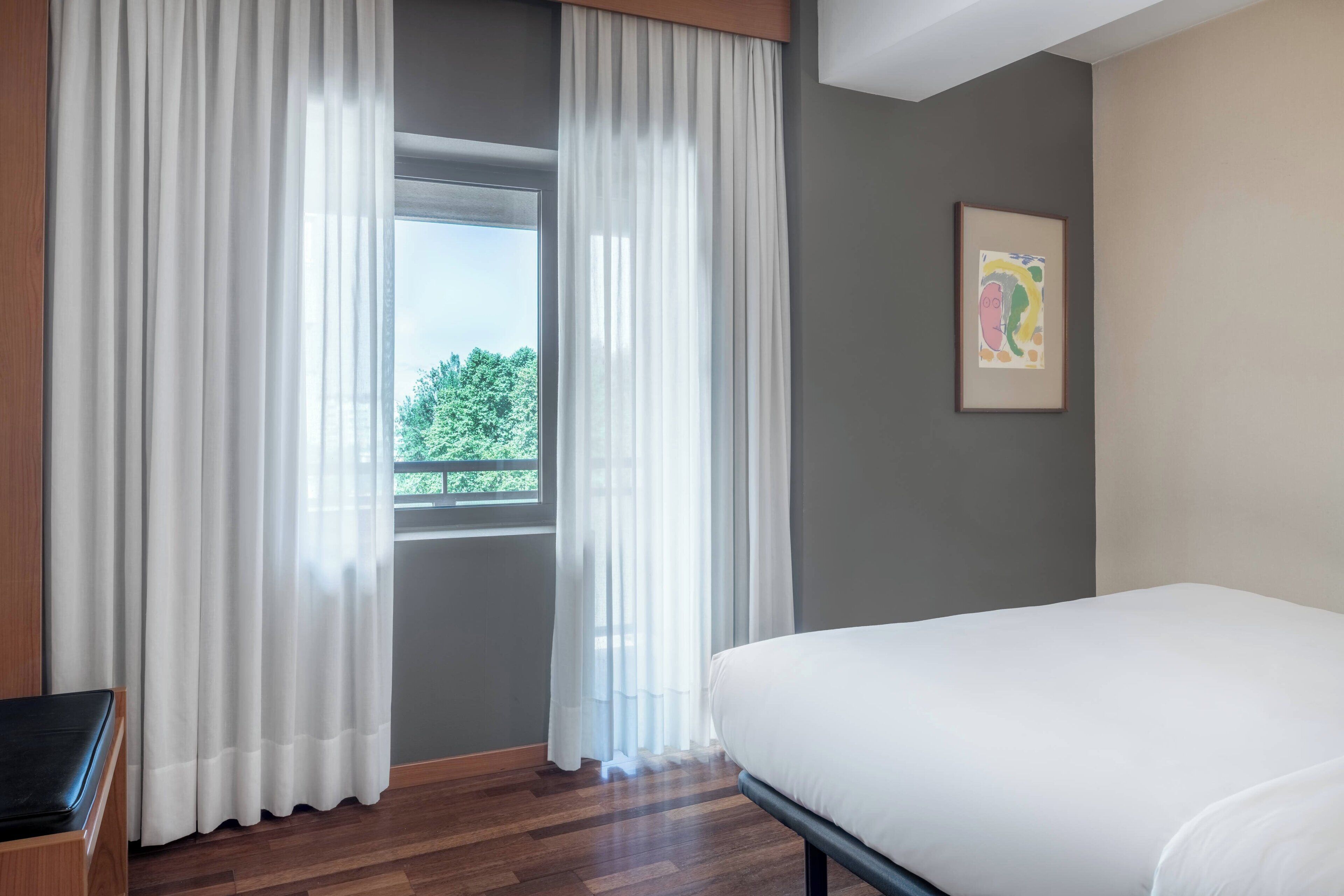 junior suite, 1 king bed, non smoking | 1 bedroom, minibar, in-room safe, desk