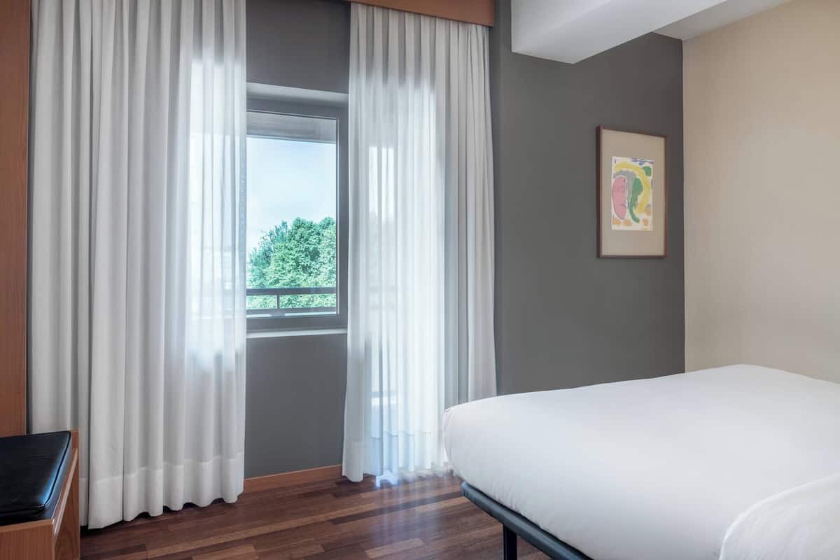 junior suite, 1 king bed, non smoking | 1 bedroom, minibar, in-room safe, desk