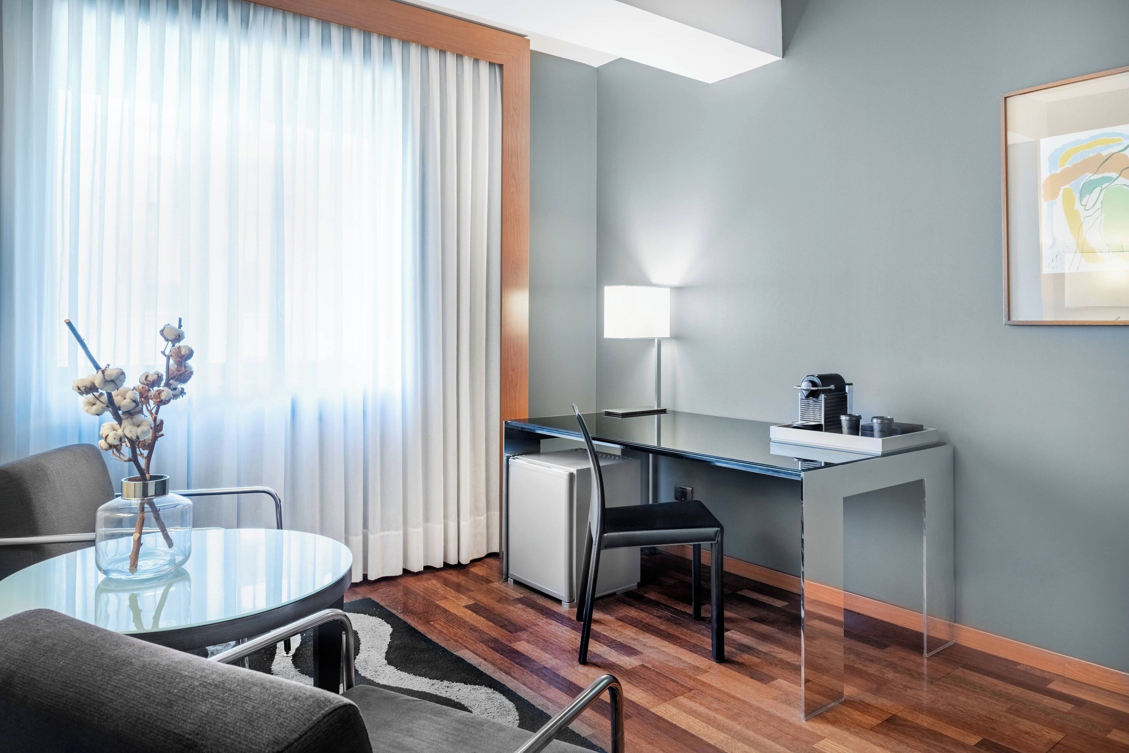 junior suite, 1 king bed, non smoking | living room | flat-screen tv