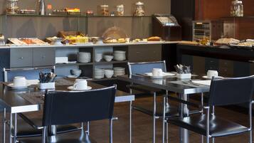 Desayuno buffet (EUR 15.40 por persona)