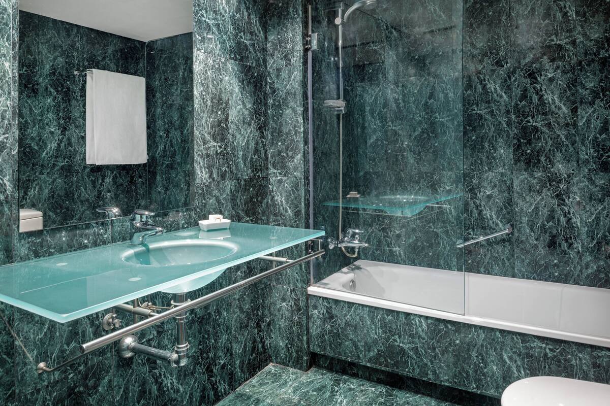 junior suite, 1 king bed, non smoking | bathroom | combined shower/bathtub, designer toiletries, hair dryer, towels