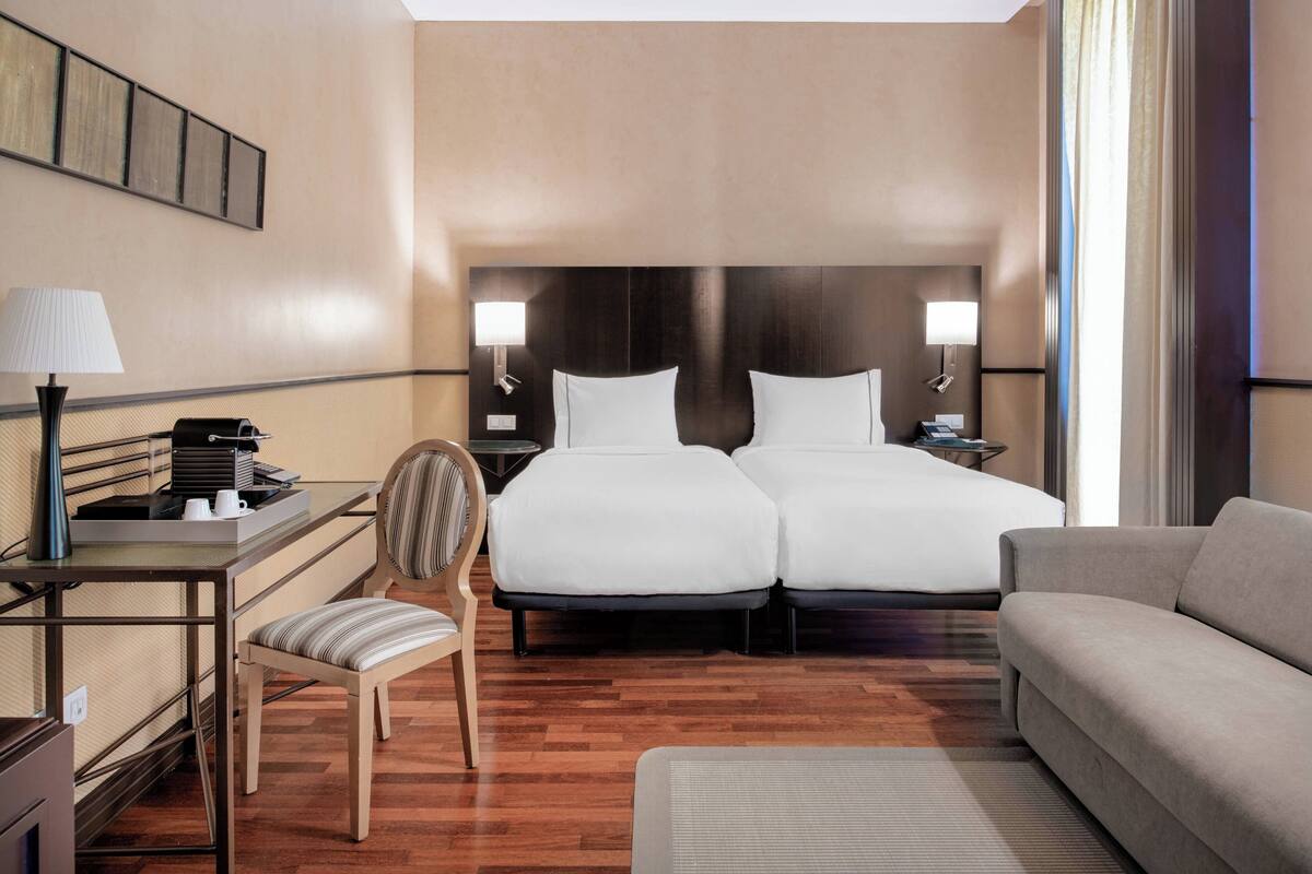 Quarto família, 2 camas de solteiro | Frigobar, cofres nos quartos, escrivaninha, quartos à prova de som