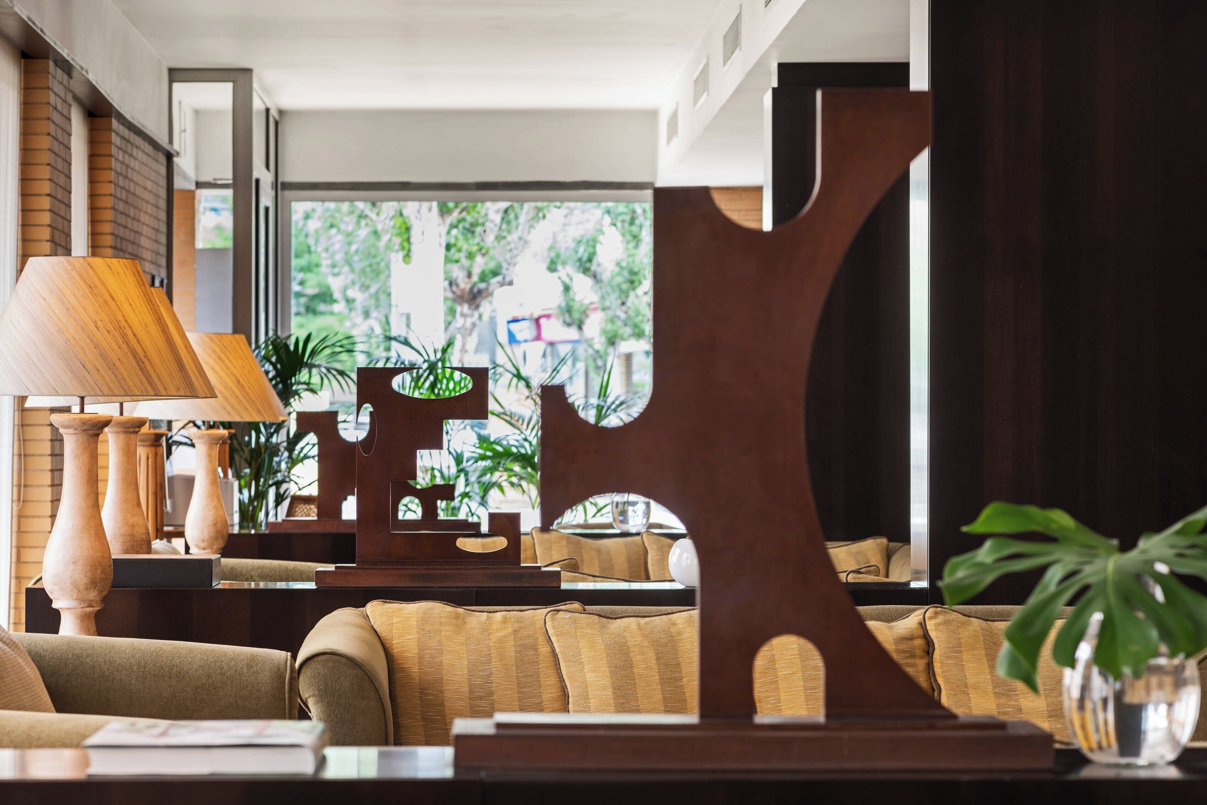 serves lunch and dinner