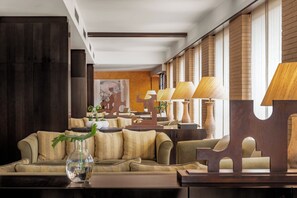 提供午餐和晚餐