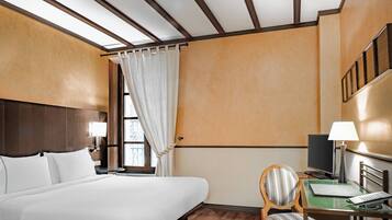 Standard Room, 1 King Bed, Non Smoking | Minibar, in-room safe, desk, soundproofing