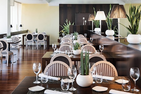 Mittagessen und Abendessen, spanische Küche. AC Hotel Ciudad de Tudela by Marriott