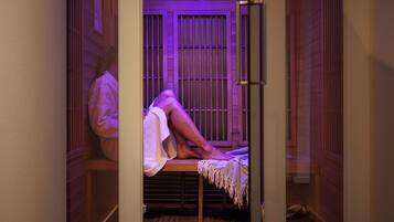 Un sauna con paredes de madera y un banco.