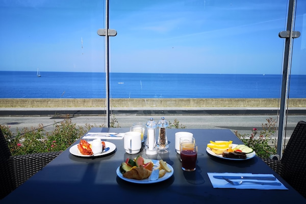 Daily buffet breakfast for a fee