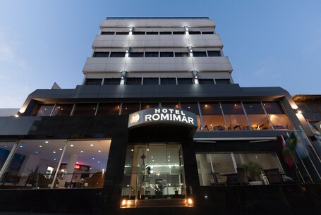 Depan hartanah - siang/malam