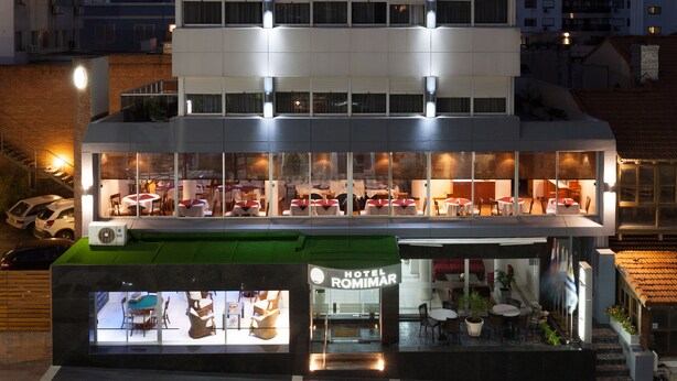 Un hôtel au design moderne, doté de plusieurs espaces de restauration et d’un restaurant bien visible.