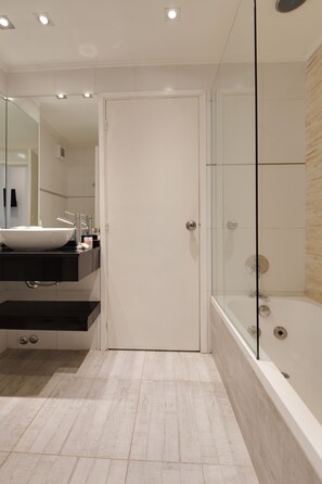 Superior Suite | Bathroom | Shower, rainfall showerhead, free toiletries, hair dryer - Hotel Romimar (Punta del Este)