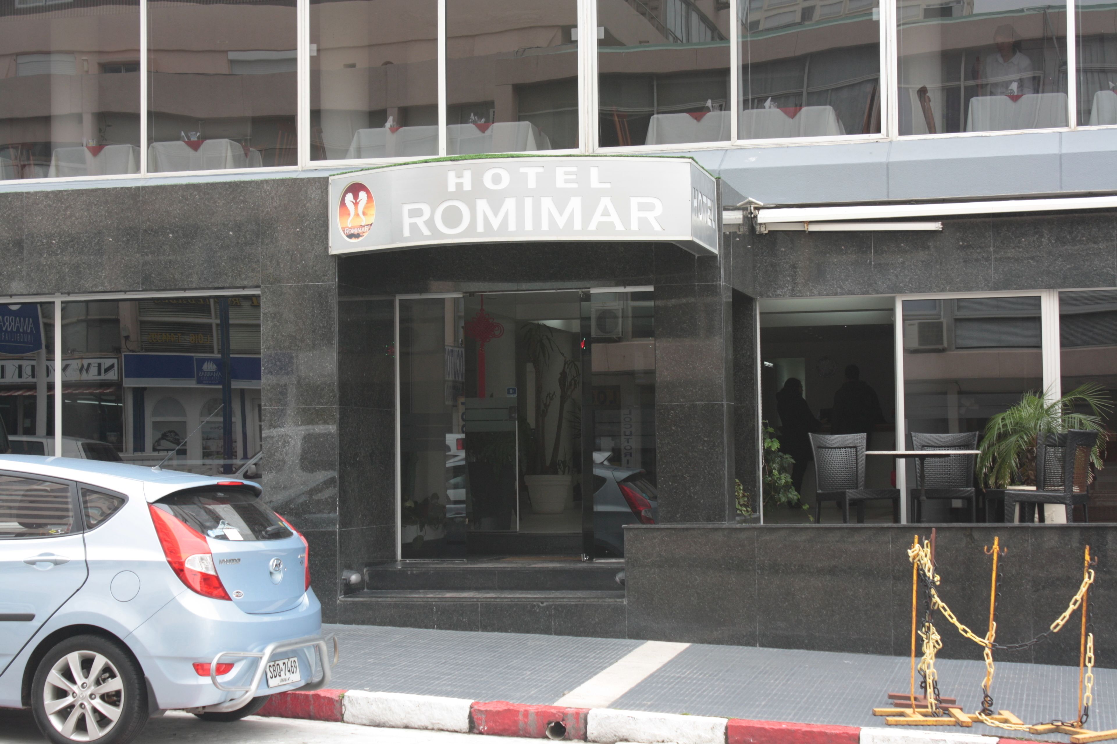 Entrada de hotel con un cartel que dice 'HOTEL ROMIMAR'.