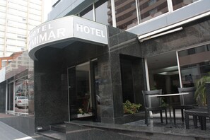 A hotel entrance with a sign reading "HOTEL OMIMAR". - Hotel Romimar (Punta del Este)