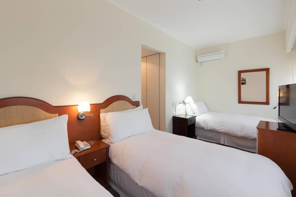 Minibar, Zimmersafe, Schreibtisch, Verdunkelungsvorhänge