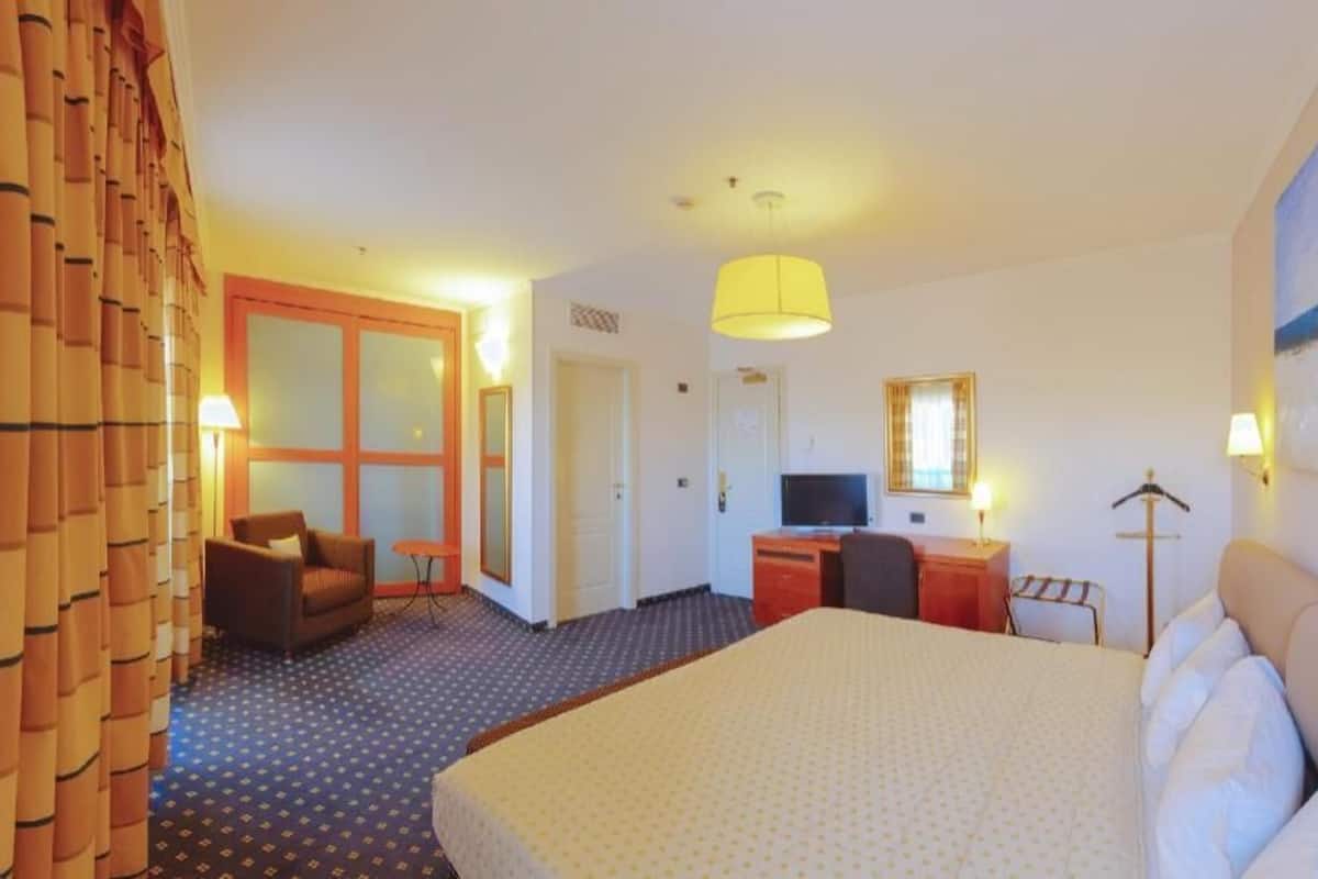 Premium bedding, minibar, in-room safe, desk