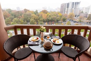 Spécialités cuisine locale et internationale, vue sur la piscine 