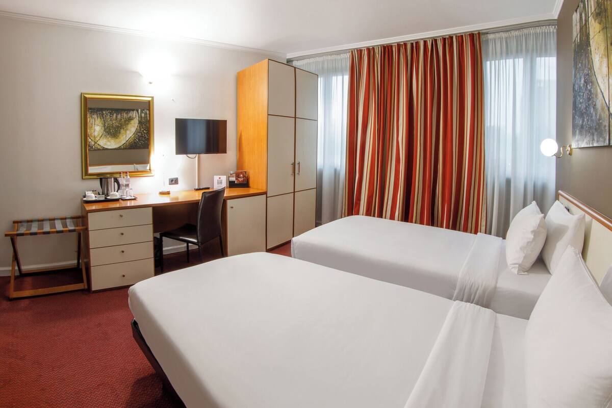 Premium bedding, in-room safe, desk, laptop workspace