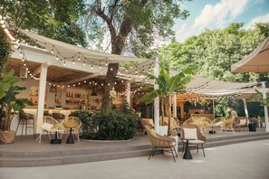 季节性开放的室外游泳池，10:00 至 21:00 开放，池畔遮阳伞，日光浴躺椅