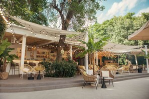 Piscine extérieure (ouverte en saison), parasols de plage