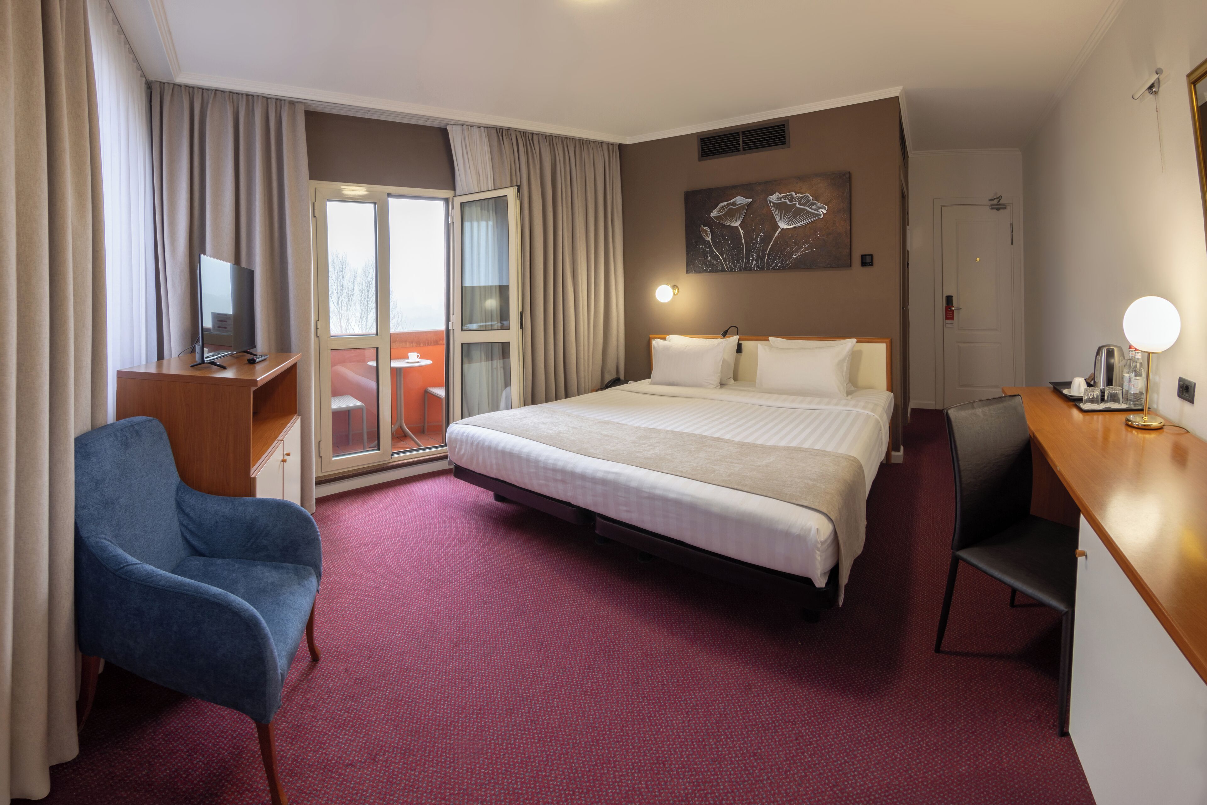 Comfort Room, 1 King Bed, Non Smoking, Balcony | Premium bedding, minibar, in-room safe, desk