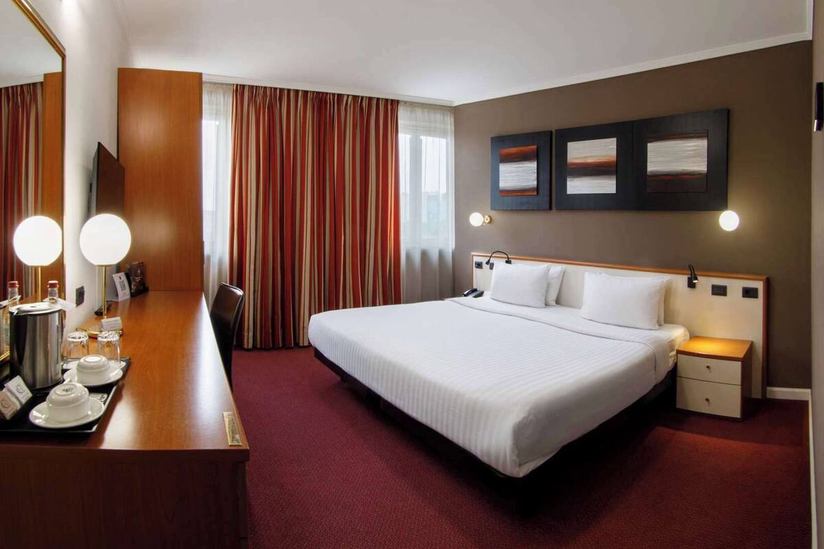Premium bedding, in-room safe, desk, laptop workspace