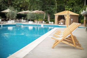 Piscine extérieure (ouverte en saison), parasols de plage
