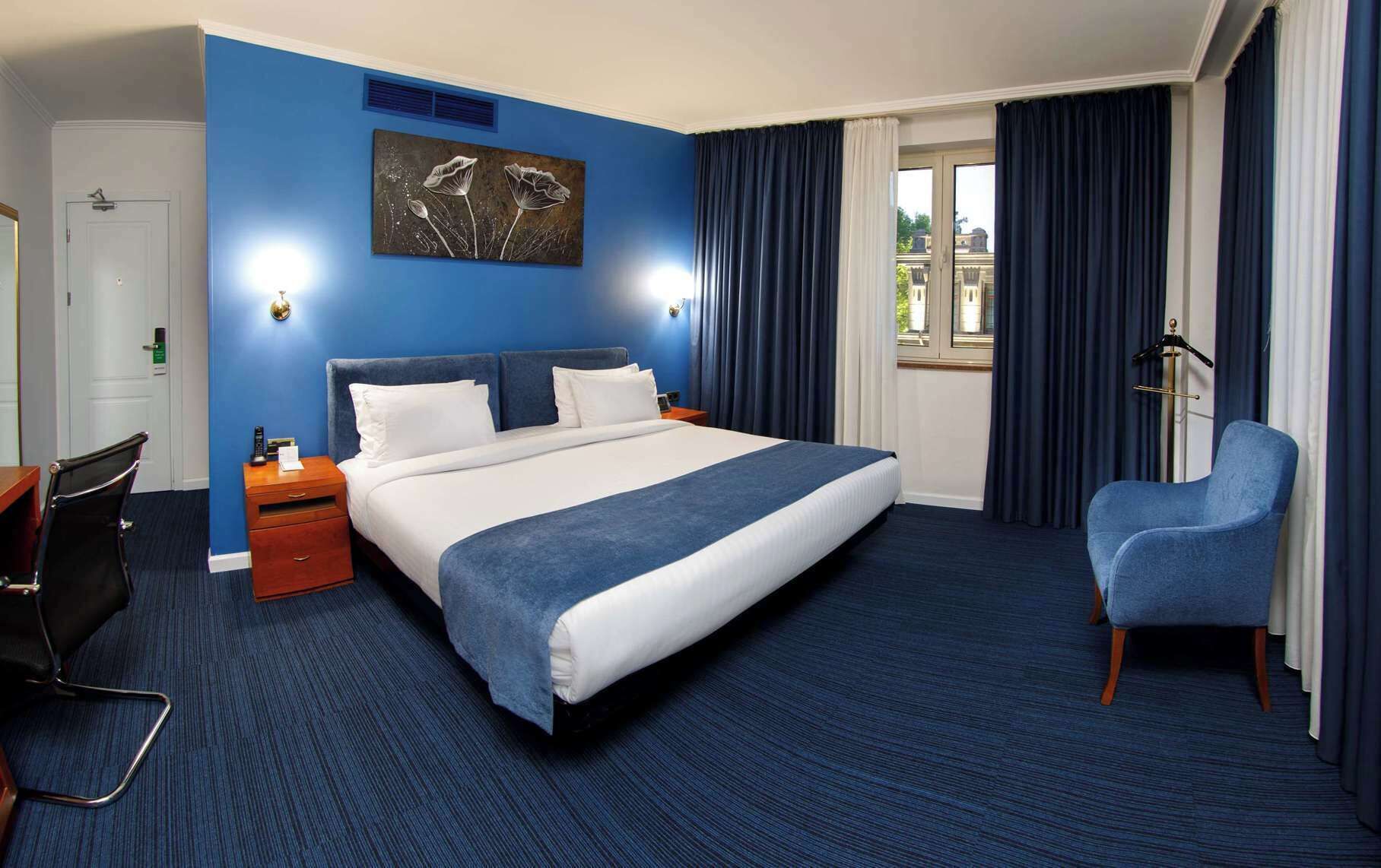Premium bedding, in-room safe, desk, laptop workspace