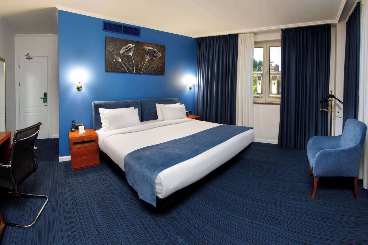Premium bedding, in-room safe, desk, laptop workspace