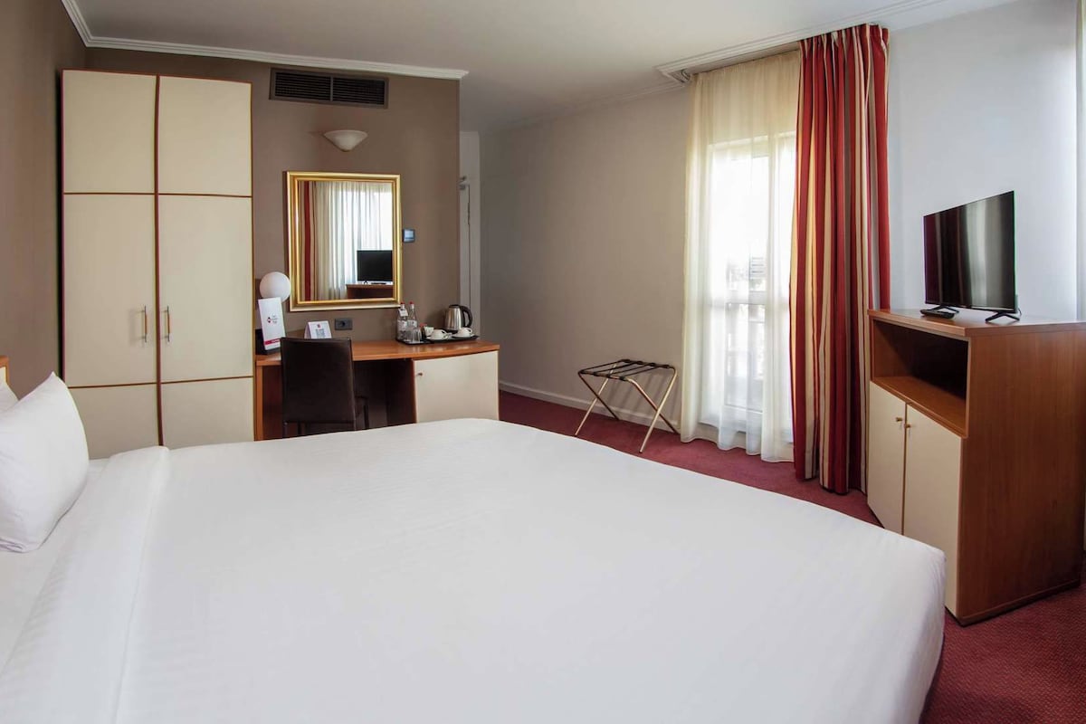 Premium bedding, in-room safe, desk, laptop workspace