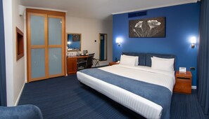 Superior Room, 1 King Bed, Non Smoking | Premium bedding, minibar, in-room safe, desk