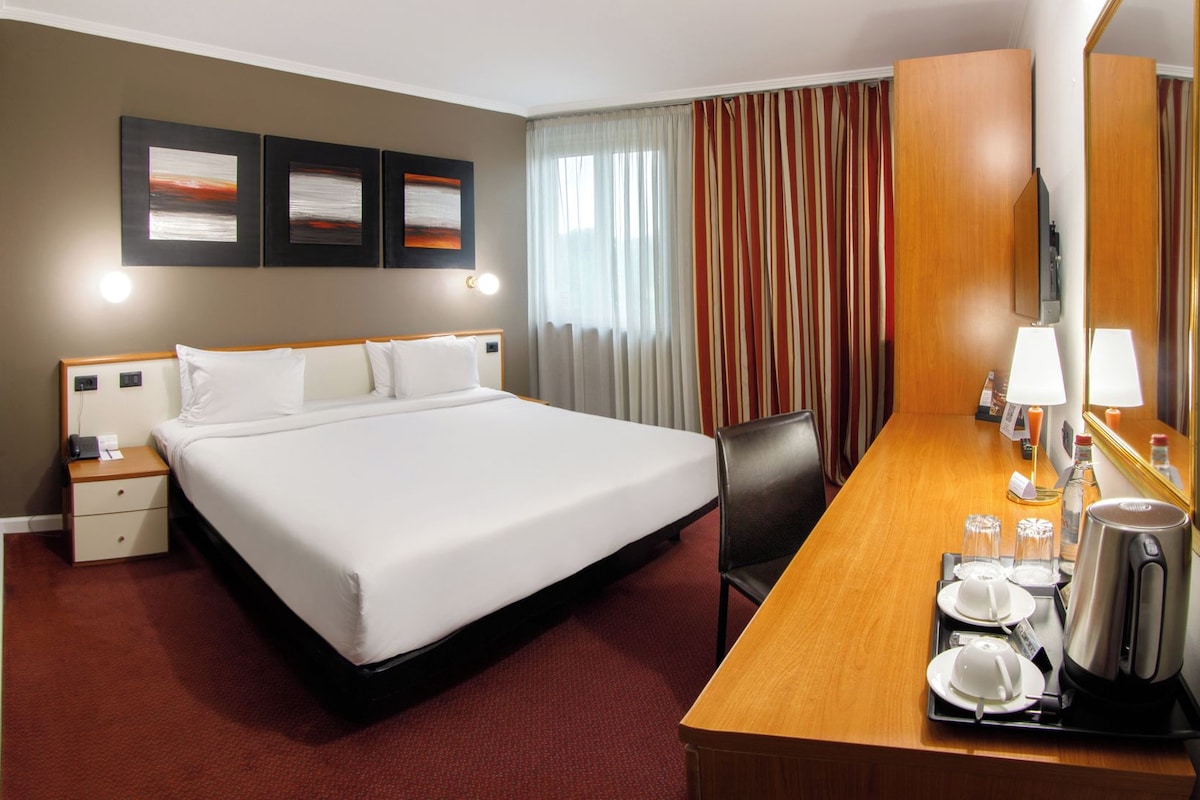 Premium bedding, in-room safe, desk, laptop workspace