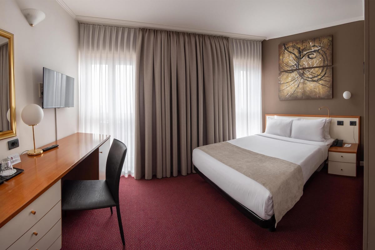Standard Room, 1 Queen Bed, Non Smoking | Premium bedding, in-room safe, desk, laptop workspace