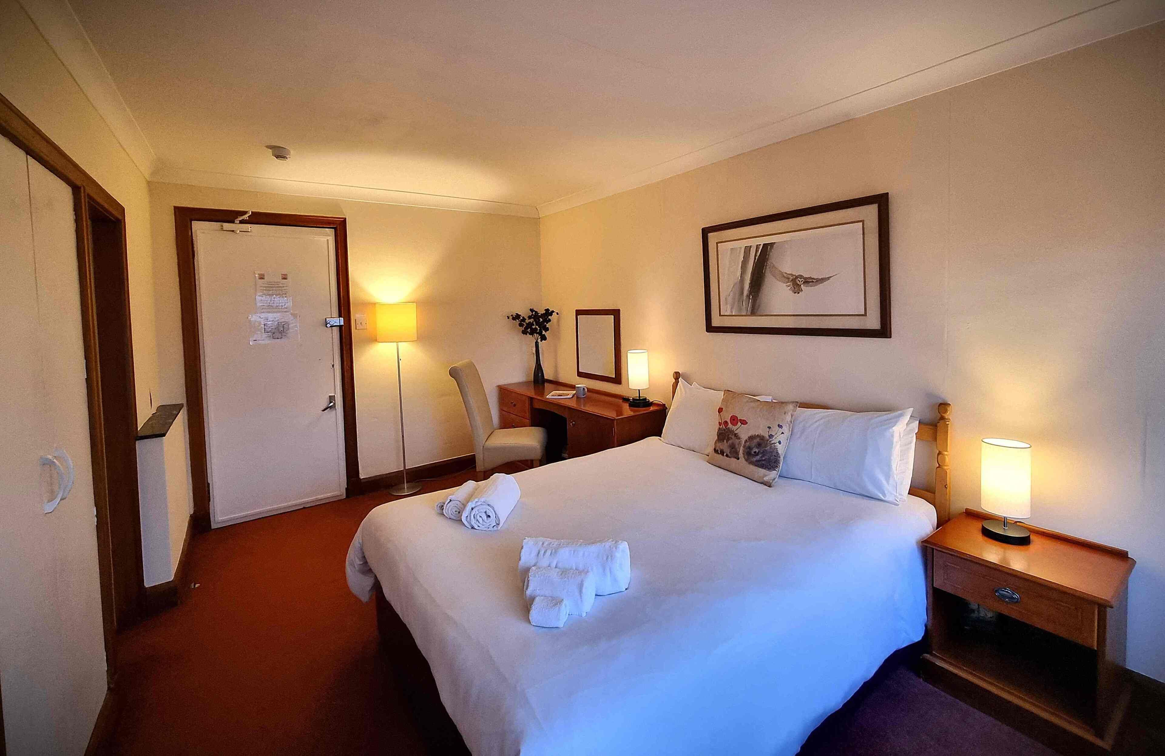 Quarto casal econômico | Roupas de cama premium, edredons de pluma, individualmente decorados