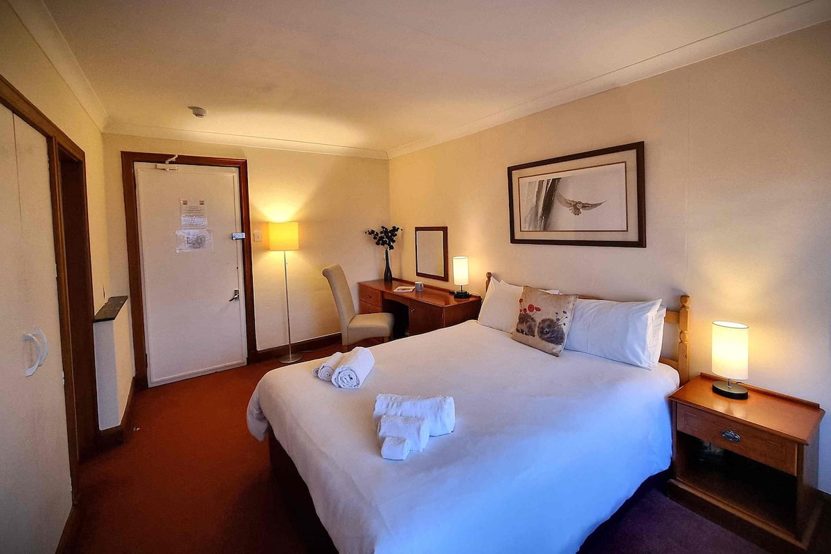 Quarto casal econômico | Roupas de cama premium, edredons de pluma, individualmente decorados