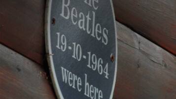 Una placa en una pared de madera que dice: 'The Beatles 19-10-1964 estuvieron aquí'.