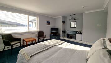 Quarto casal superior, 1 cama Queen, vista para o lago | Roupas de cama premium, edredons de pluma, individualmente decorados