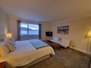 Deluxe studio | Luxe beddengoed, donsdekens, individueel gedecoreerd