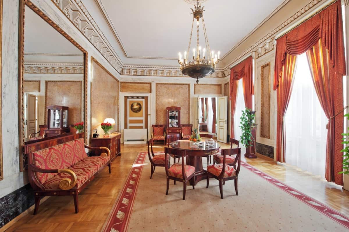 Palace Suite | Hypo-allergenic bedding, minibar, in-room safe, individually decorated