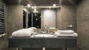 Deluxe Apartment | Bathroom | Bathtub, free toiletries, hair dryer, bathrobes