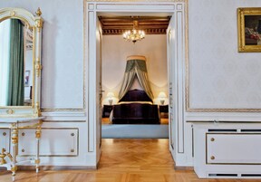 Palace Suite | Allergitestade sängkläder, minibar och värdeförvaringsskåp på rummet
