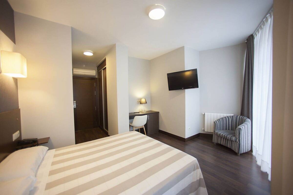 객실 내 금고, 책상, 노트북 작업 공간, 방음 설비