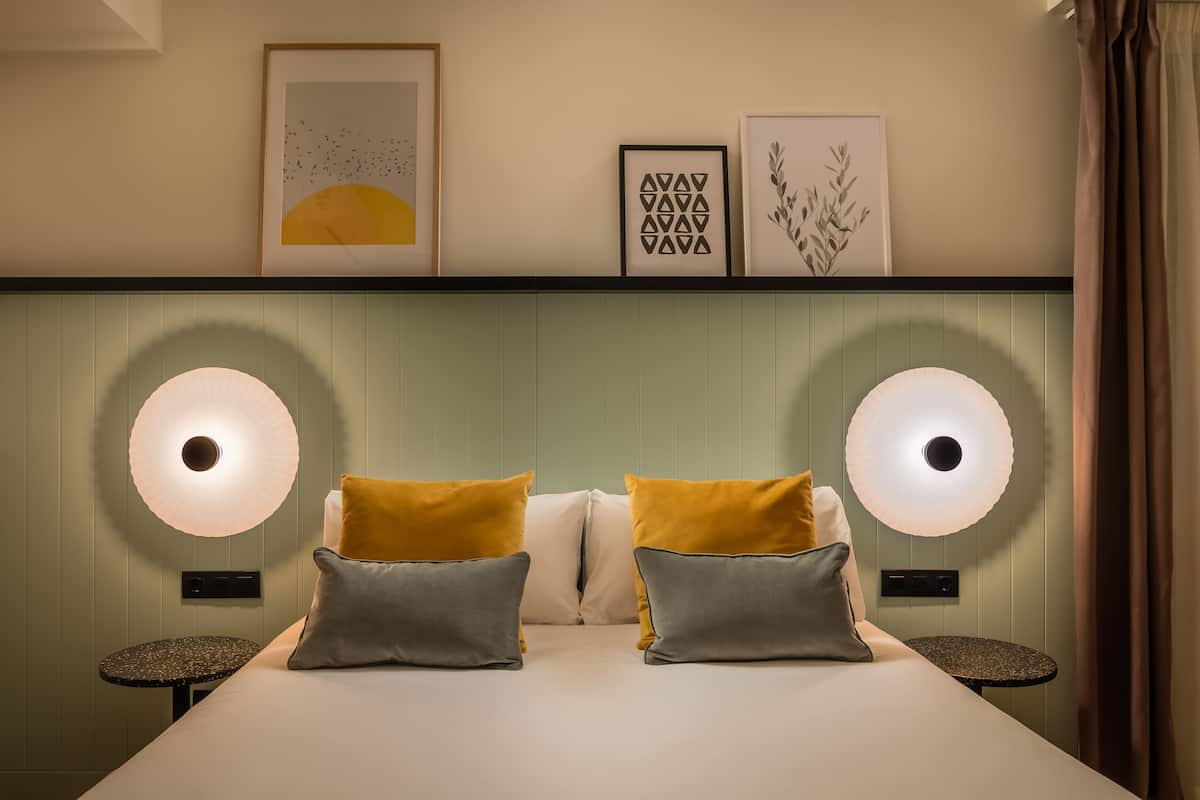 Habitación doble (Interior) | Caja fuerte, escritorio, wifi gratis y ropa de cama