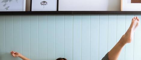 Caja de seguridad en la habitación y escritorio