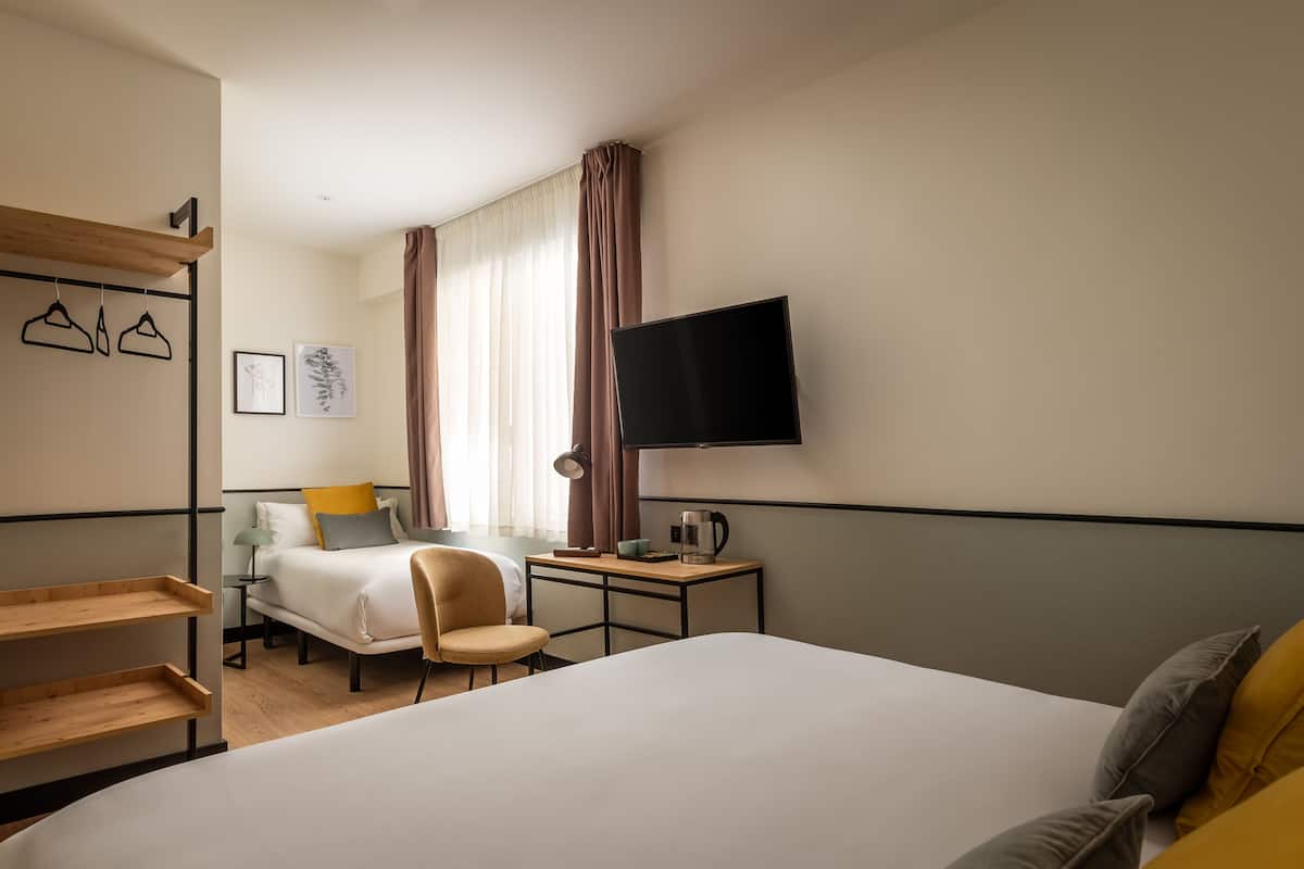 Habitación triple con una cama de matrimonio y una cama individual | Caja fuerte, escritorio, wifi gratis y ropa de cama