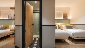 Une chambre d’hôtel moderne avec deux lits, une porte en bois et une douche carrelée.